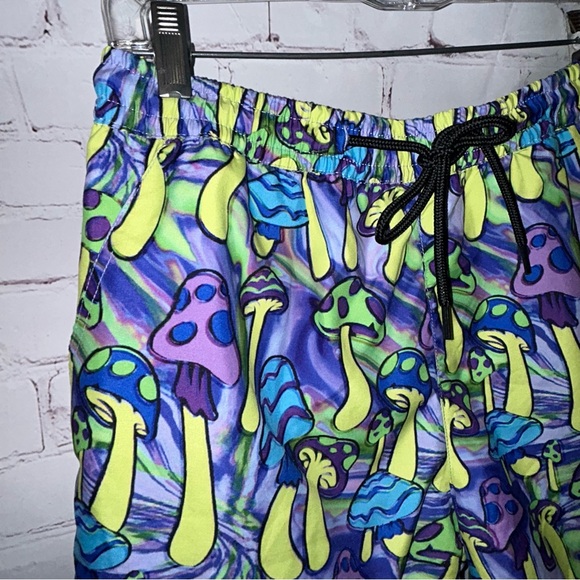 iHeartRaves MUSHROOM BRAIN CAMP SHORTS size M - Picture 2 of 7